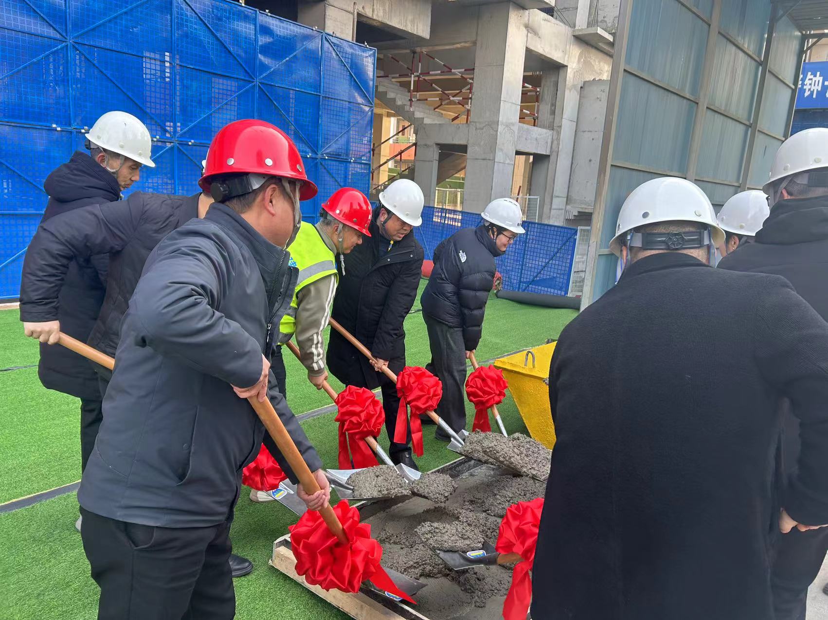 虢小封顶大吉(封顶合影).jpg 虢小封顶大吉(封顶合影).jpg